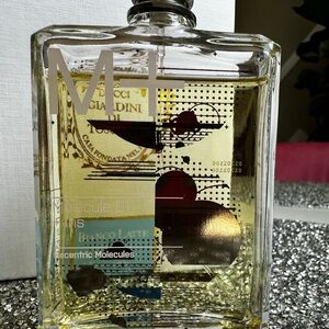 Molecule 01 + Iris Escentric Molecules